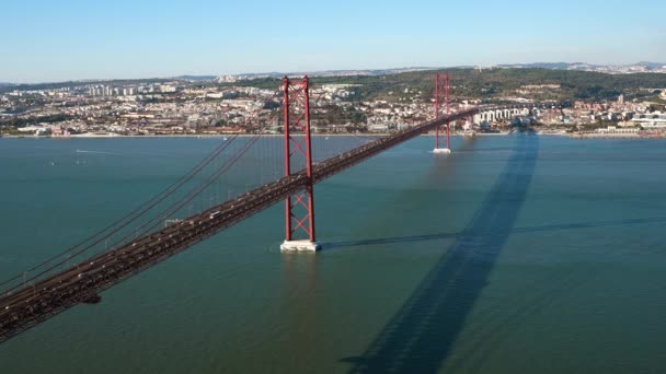Puente colgante moderno en la capital portuguesa. Ponte 25 de Abril vista — Vídeo de stock