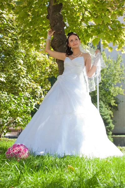 Bella giovane sposa all'aperto — Foto Stock