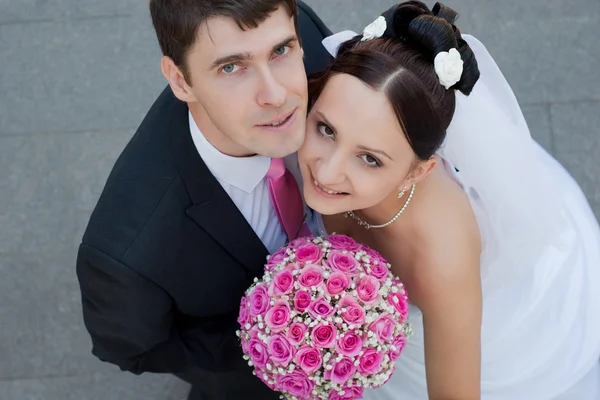 Gelukkige nieuw getrouwde paar — Stockfoto