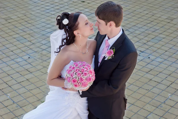 Happy newly-married couple — Stock Photo, Image