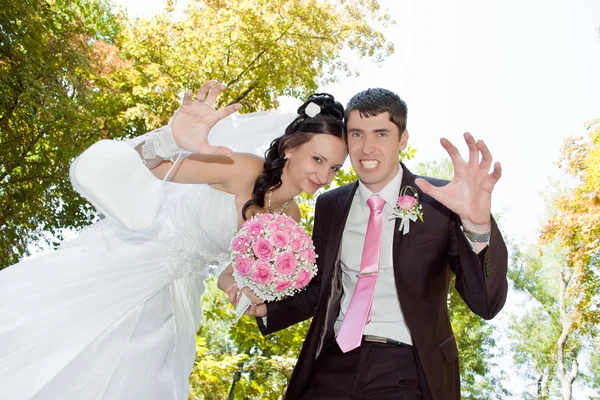 The groom and the bride are kidding — Stock Photo, Image