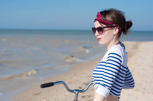 Het meisje met de fiets — Stockfoto