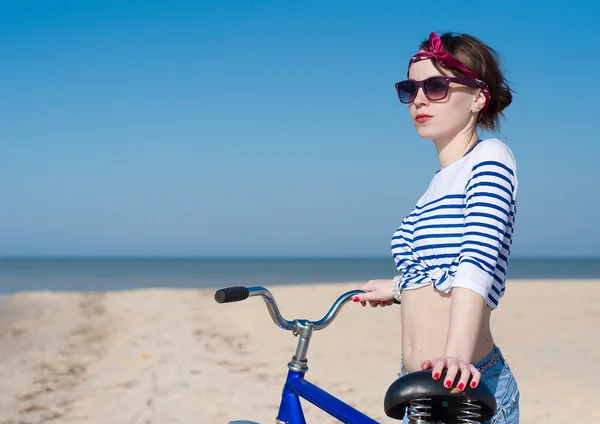 Het meisje met de fiets — Stockfoto