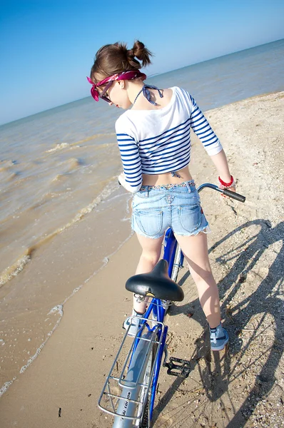 The girl with bicycle — Stock Photo, Image