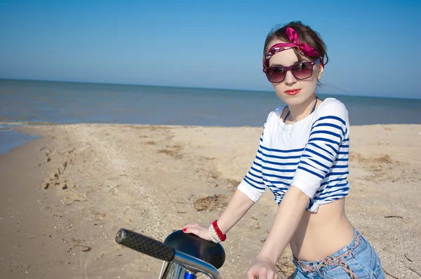 The girl with bicycle — Stock Photo, Image