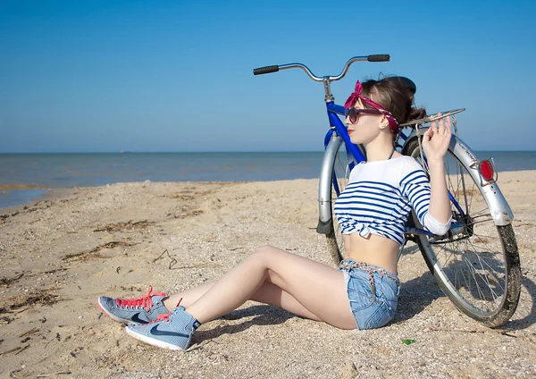 Flickan med cykel — Stockfoto