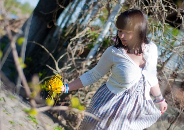 Dandelions kızla — Stok fotoğraf