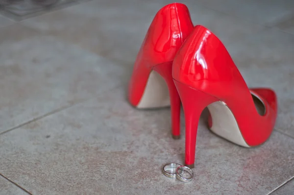 Red shoes and wedding rings — Stock Photo, Image