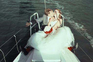 yürüyüşte mutlu yeni evliler