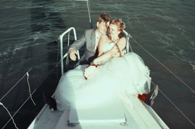 yürüyüşte mutlu yeni evliler