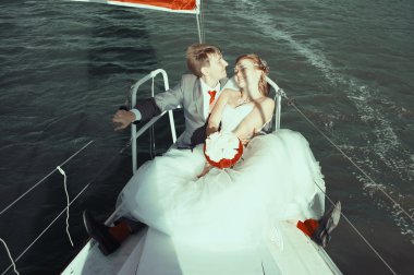 yürüyüşte mutlu yeni evliler