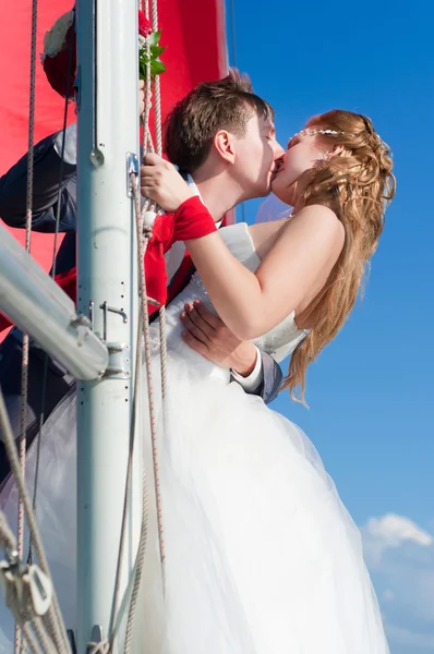 Feliz recién casados a pie —  Fotos de Stock