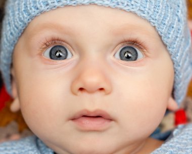 Kış şapkalı çocuk