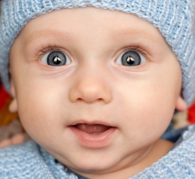 Kış şapkalı mutlu çocuk