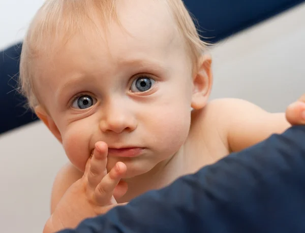 Мальчик держит палец во рту — стоковое фото
