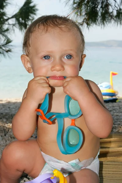Criança com óculos de natação — Fotografia de Stock