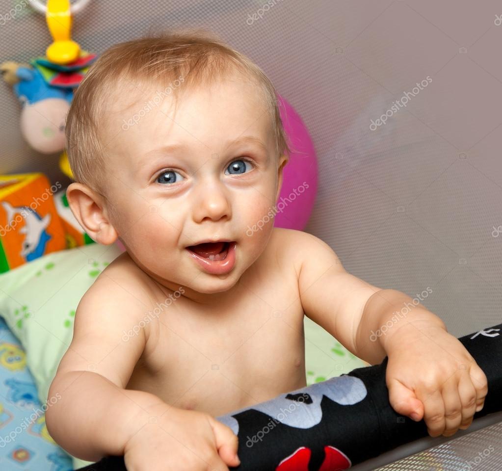 Bebe Debout Dans Un Lit Bebe Image Libre De Droit Par Depfotovampir C Bebe Debout Dans Un Lit Bebe Image Libre De Droit Par Depfotovampir C