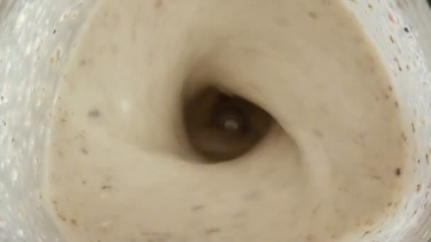 Mélange d'ingrédients dans le mélangeur 