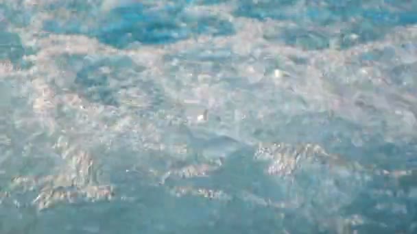 Извержение воды в джакузи — стоковое видео