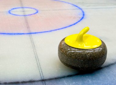 buz üzerinde Curling taşı