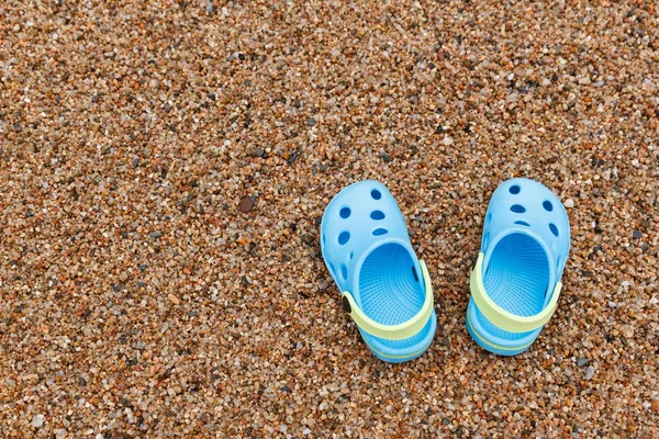 Sandales bleues pantoufle sur le sable — Photo