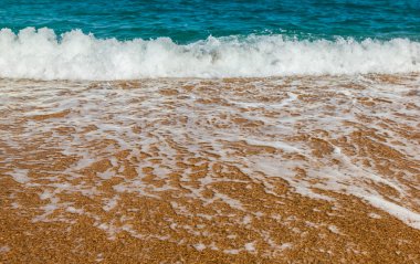 kumlu bir plaj dalgalar