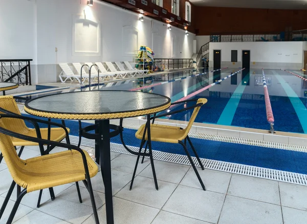 Masa ve sandalyeler yüzme havuzunda — Stok fotoğraf