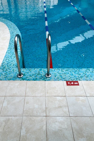 Escada de piscina — Fotografia de Stock
