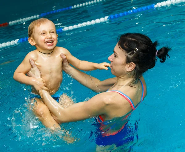 Mãe e filho na piscina — Fotografia de Stock