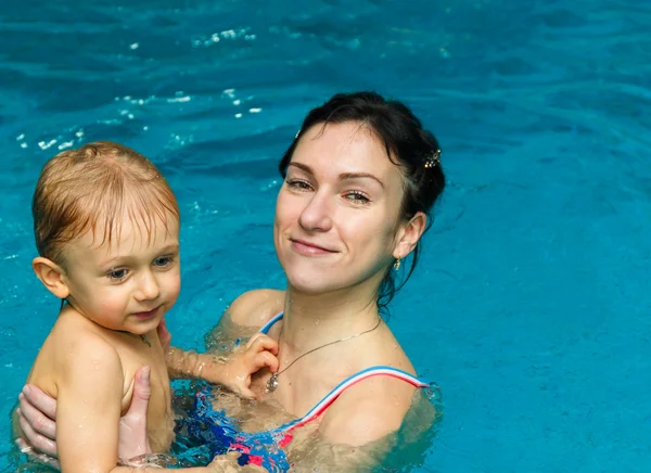 Mãe e filho na piscina — Fotografia de Stock