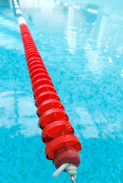 Schwimmbad mit roter Spur — Stockfoto