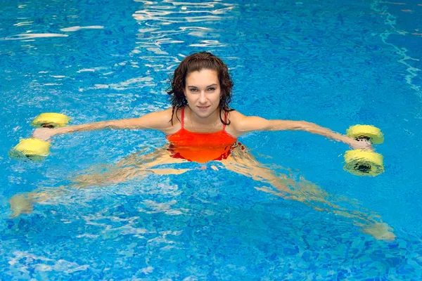 Vrouw in water met halters Stockfoto