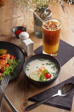 Gurme et yemeği çeşitleri düz yerde yatıyordu. Lokanta masasının üstünde lezzetli ızgara aperatifler var. Restoran menüsü için kavram.