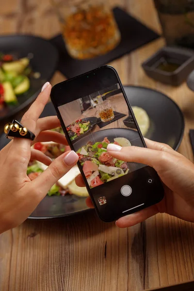 Menina Atira Mesa Restaurante Seu Smartphone Olhar Primeira Pessoa Louça — Fotografia de Stock