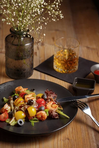 Kookplaat Voorgerecht Een Salade Restaurant Geserveerd Zwarte Borden Houten Tafel Stockfoto