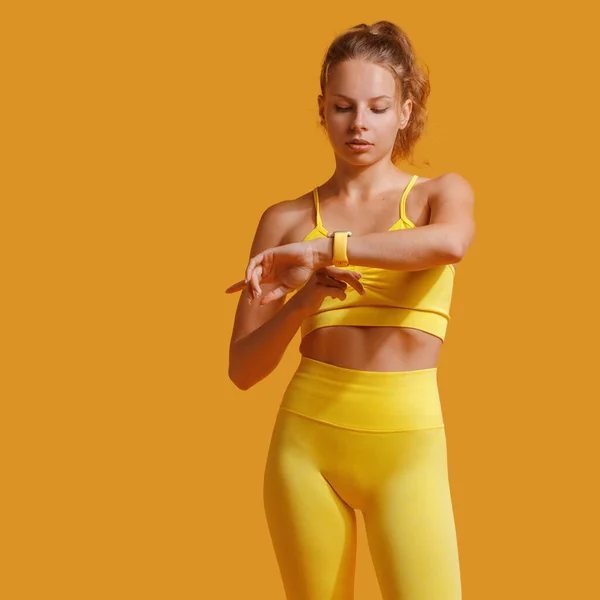 Uma Jovem Garota Atraente Sportswear Amarelo Aptidão Conceito Estilo Vida Imagens De Bancos De Imagens Sem Royalties