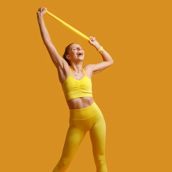 Uma Jovem Garota Atraente Sportswear Amarelo Aptidão Conceito Estilo Vida Fotos De Bancos De Imagens