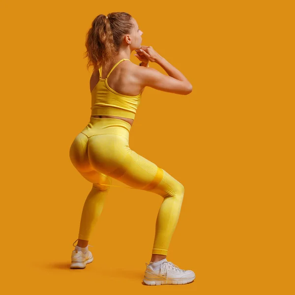 Een Jong Aantrekkelijk Meisje Gele Sportkleding Fitness Het Concept Van Stockfoto
