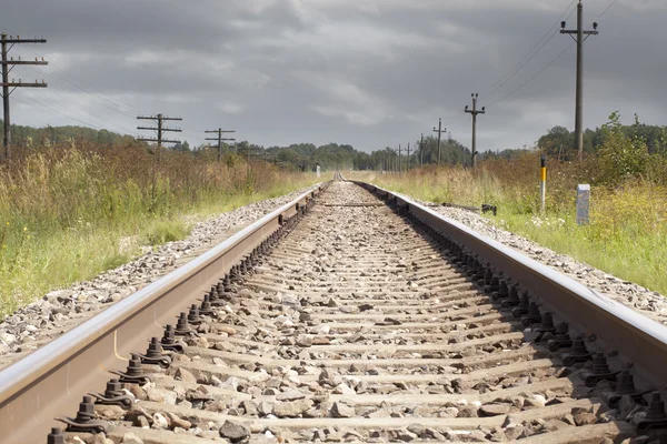 Landschap met de spoorlijn tijdens een onweer — Stockfoto