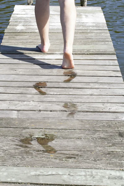 Wet man's legs on the footbridge — Stock Photo, Image
