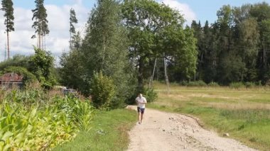 Mısır alanı koşan adam