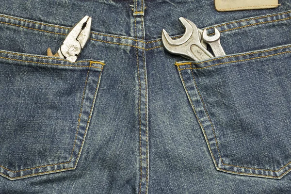 Ferramentas de trabalho em bolsos de jeans — Fotografia de Stock