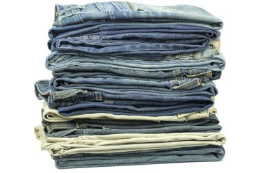 kot pantolon, birlikte beyaz bir arka plan üzerinde yığılmış