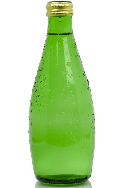 Flasche in grüner Farbe mit Wassertropfen — Stockfoto