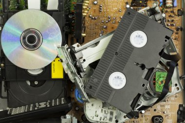 Eski kırık dvd ve vhs oyuncu