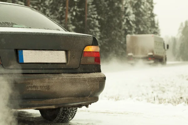 Auto gaat om te schakelen op de snelweg in sneeuwval — Stockfoto