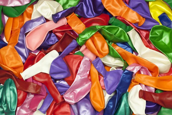 Ballons de différentes couleurs empilés en pile — Photo