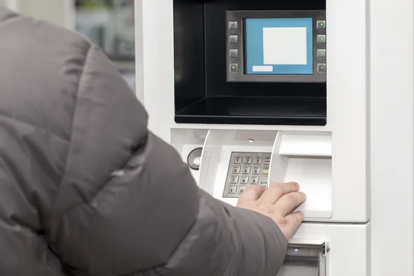 Mans hand nära bankomat i Gas Station — Stockfoto