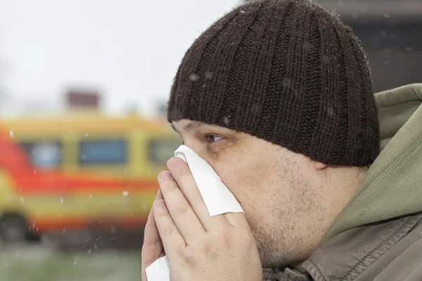 病院の近くの鼻水のノイズを持つ男 — ストック写真