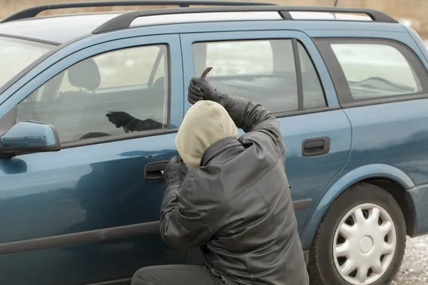 Bandyta z łomem próby otwarcia drzwi samochodu Obrazy Stockowe bez tantiem